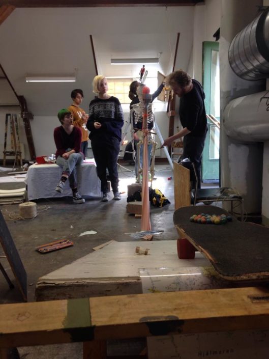 Elever under bygget av Rube Goldberg-maskinen